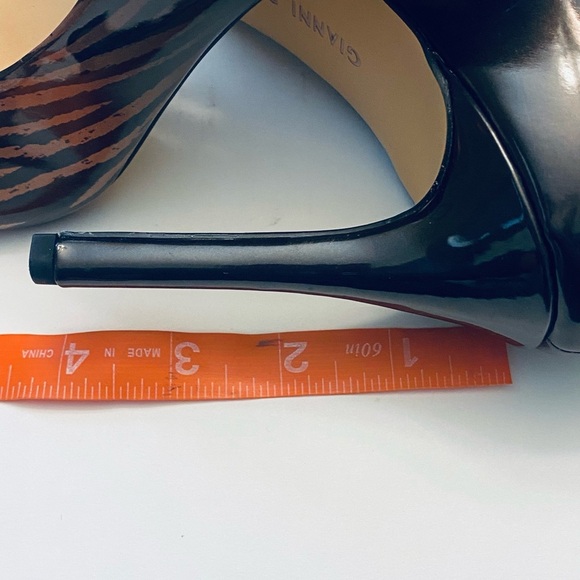 Gianni Bini Black and Brown Heels with Elegant Design - Picture 5 of 5